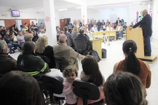 Centenas de pessoas participam de audiência pública sobre água e esgoto