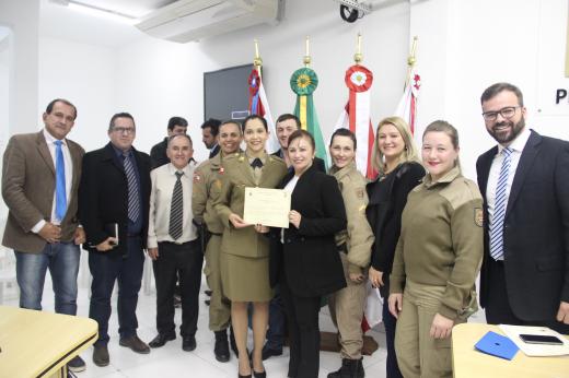 Instrutora do Proerd, rainha e princesas da Festa do Marisco são homenageadas