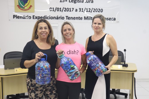 Grupo Pelos e Apelos de Penha recebe doações da campanha TamPet