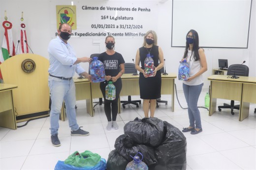 Campanha Tampet entrega tampinhas arrecadadas para grupo de proteção animal